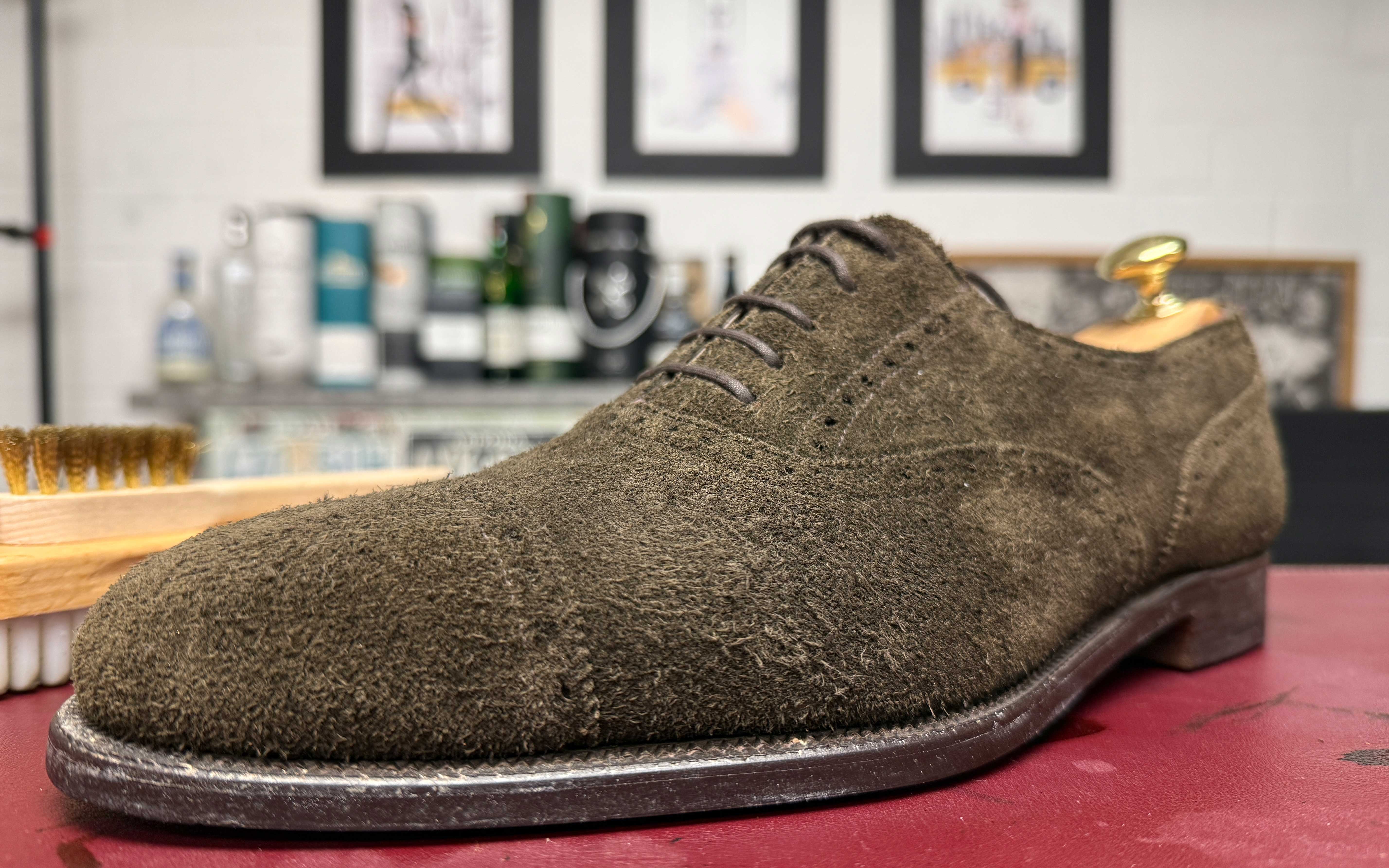 Raulederbürste zerstört Raulederschuh