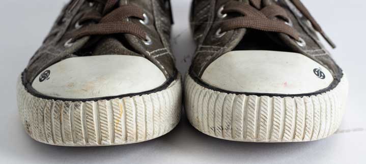 Sneakers mit schmutzigen Kappen