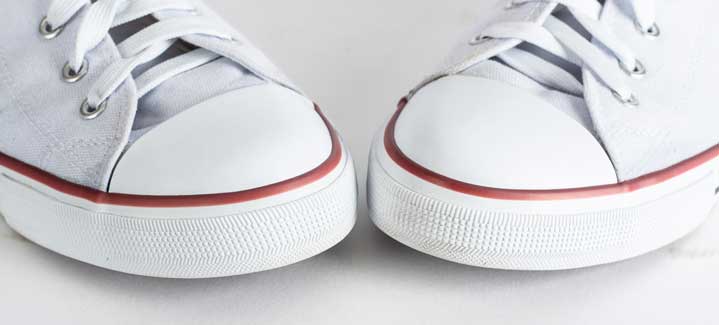 Weiße Sneaker sind wieder sauber