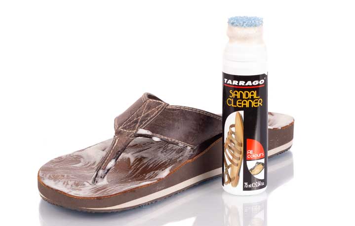 Sandalen mit Sandal Cleaner reinigen