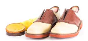 Mit Schuhwachs Glanz auf die Schuhe bringen